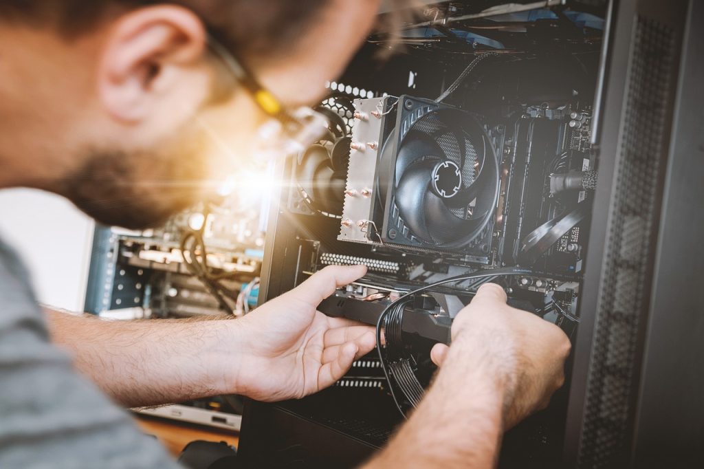 Technicien en maintenance informatique intervenant sur un PC d’entreprise