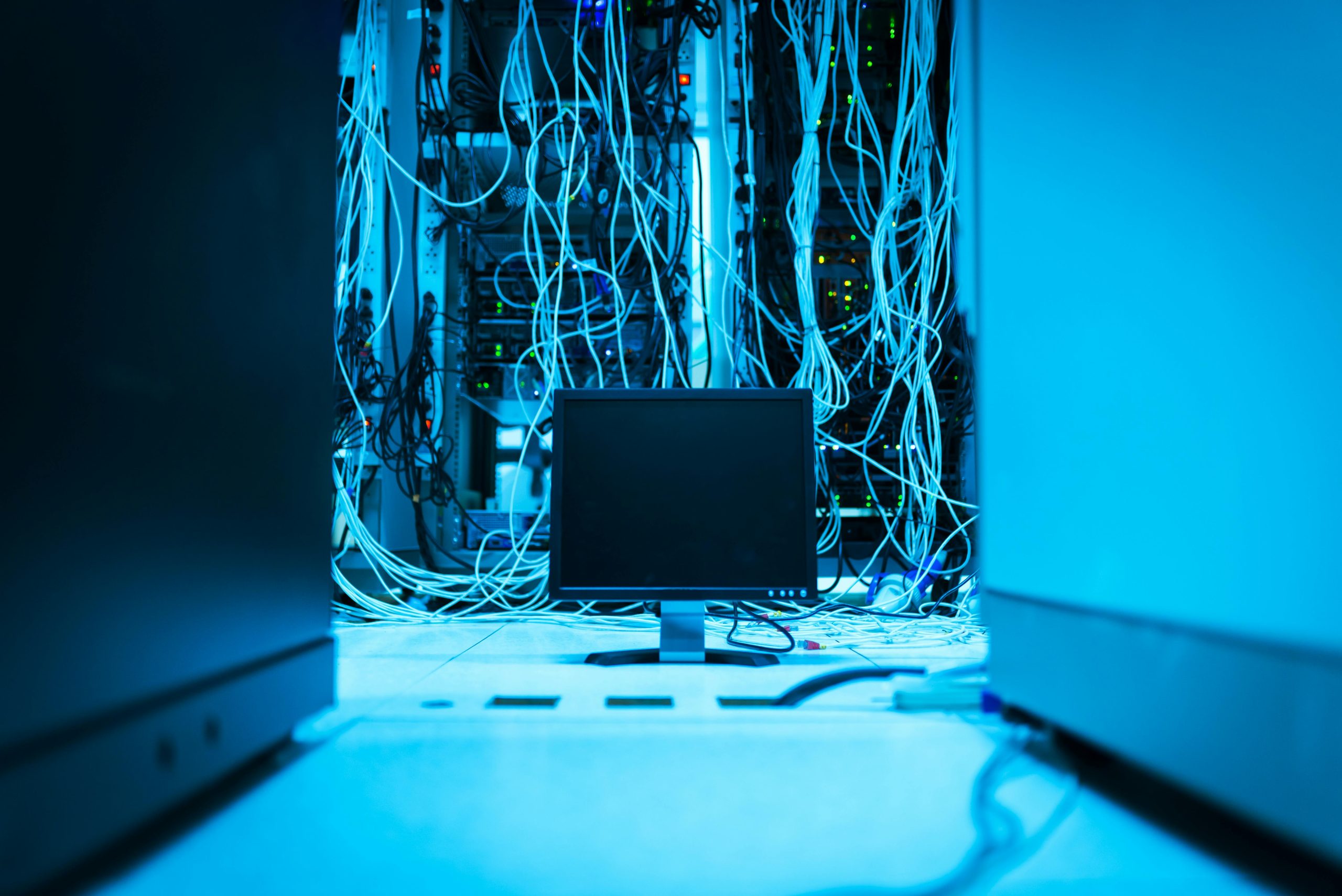 Salle serveur avec câblage réseau pour hébergement informatique professionnel