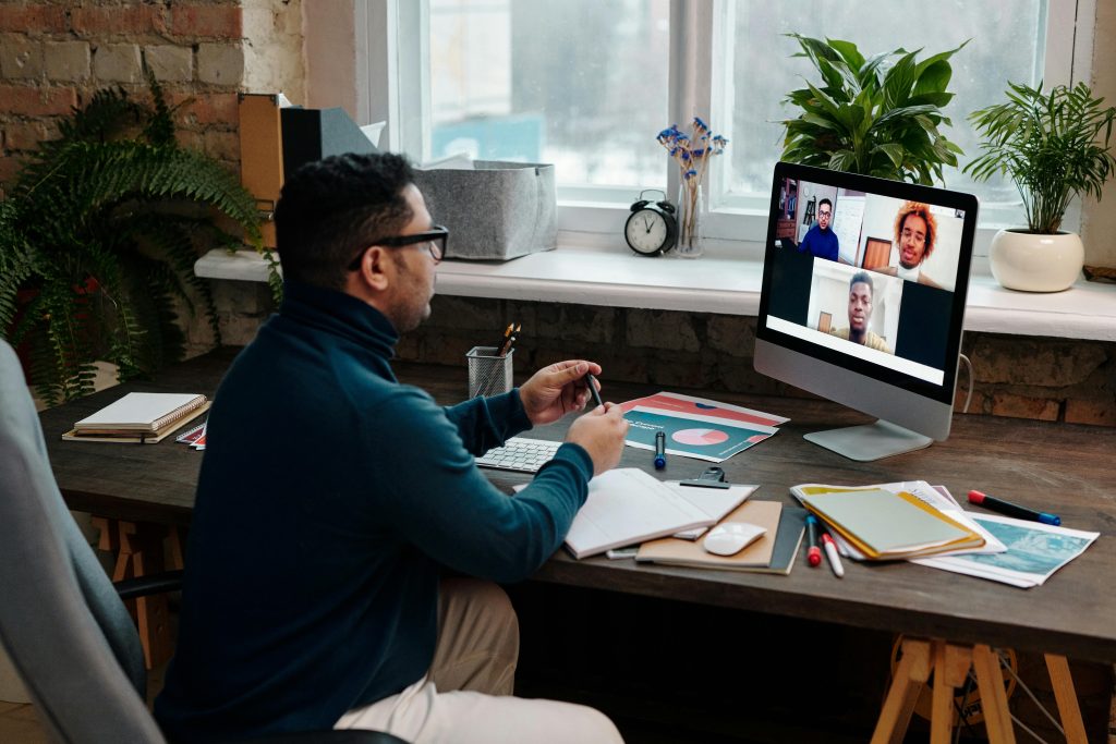 Télétravail avec équipement informatique moderne en entreprise