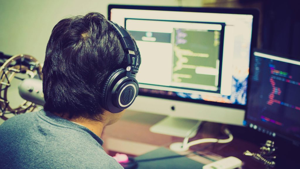 Développeur informatique travaillant sur du code source