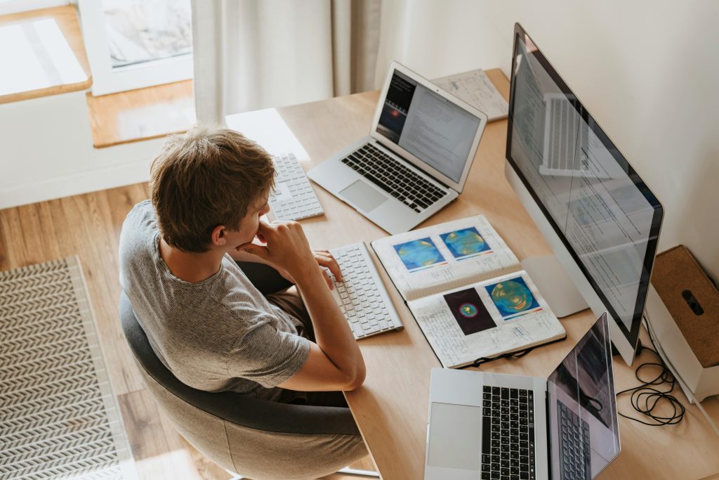 Poste de travail multi-écrans pour professionnel en télétravail