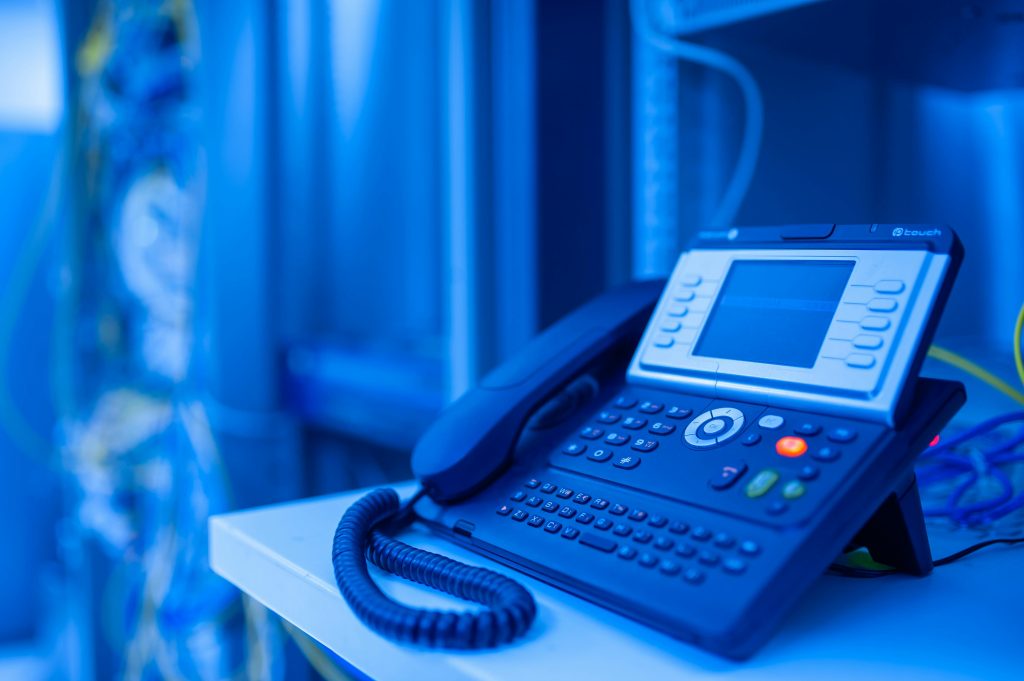 Téléphone IP professionnel intégré à une infrastructure réseau en entreprise